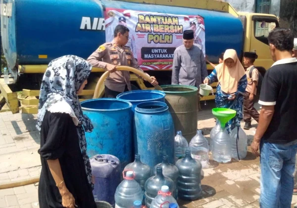 Warga Sukamanah Kesulitan Air, Polsek Tanara Salurkan 8.000 Liter Air Bersih