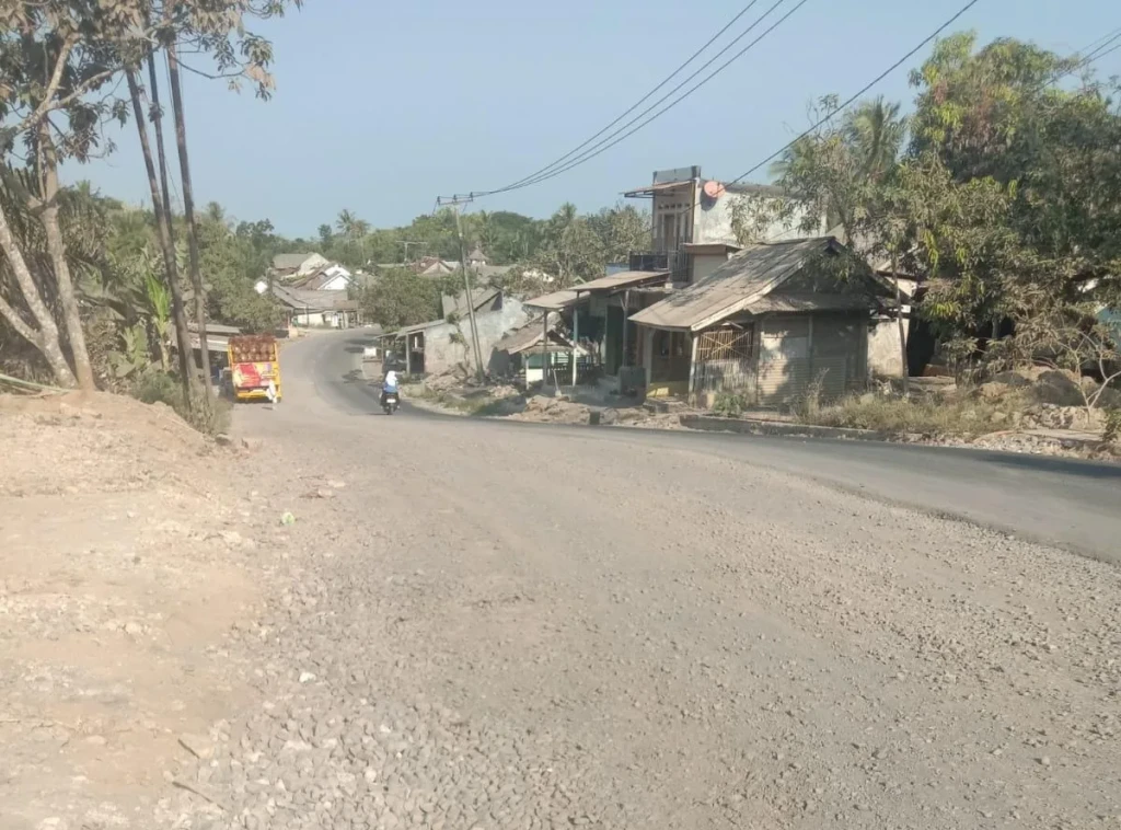 Proyek Jalan Nasional Cikeusik-Cibaliung Dikeluhkan Warga, Debu Ganggu Pernapasan