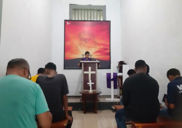 Warga Binaan Lapas Bandanaira Khidmat Jalani Pembinaan Rohani Kristen