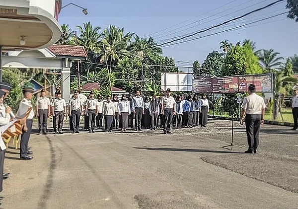 Lapas Arga Makmur Beri Penghargaan Pegawai Teladan dalam Apel Pagi
