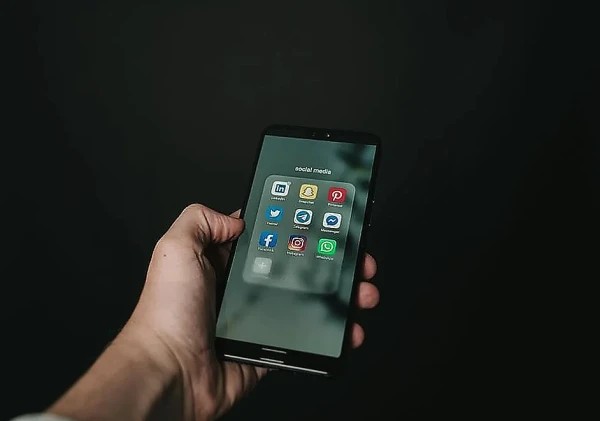 Ketergantungan Media Sosial Ancam Milenial dan Gen Z di Era Digital