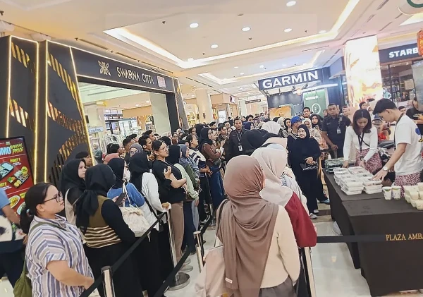 Plaza Ambarrukmo Bagikan Takjil Gratis, Rayakan Ulang Tahun ke-20 Lewat "Suwarna Cita"