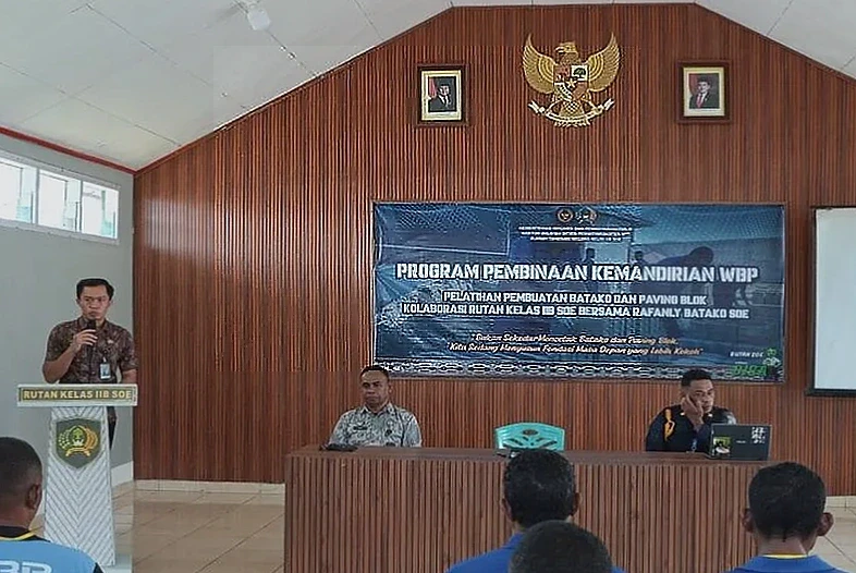Rutan SoE dan Rafanly Batako Latih Warga Binaan Membuat Batako