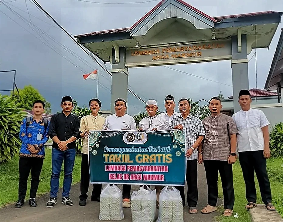 Lapas Arga Makmur Bagikan Takjil Gratis, Pererat Hubungan dengan Masyarakat Sekitar