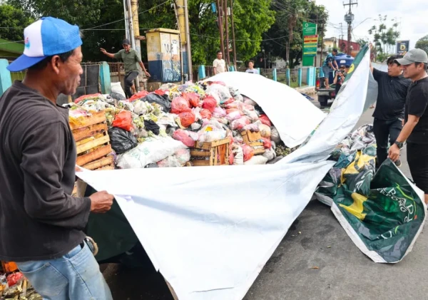 Pemkot Tangsel Tangani Tumpukan Sampah di Sejumlah Titik, DLH Lakukan Penutupan Terpal dan Penyemprotan