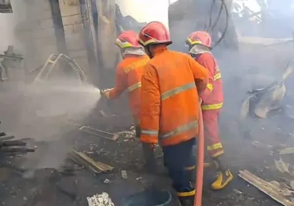 Damkar Ciledug Bantu Tangsel Padamkan Kebakaran Gudang Dekorasi di Pondok Aren