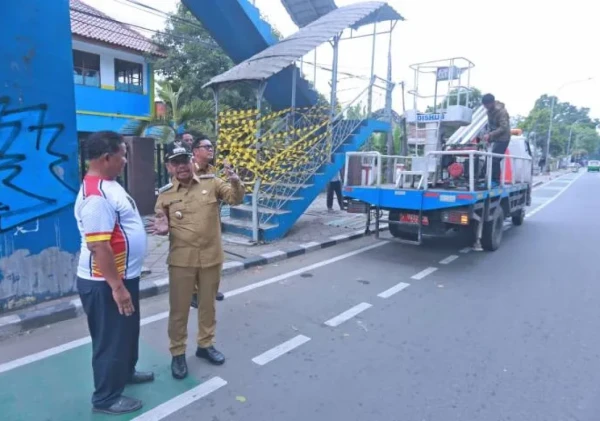 Wali Kota Tangerang Tinjau Kondisi JPO Daan Mogot, Tegaskan Keselamatan Warga Jadi Prioritas