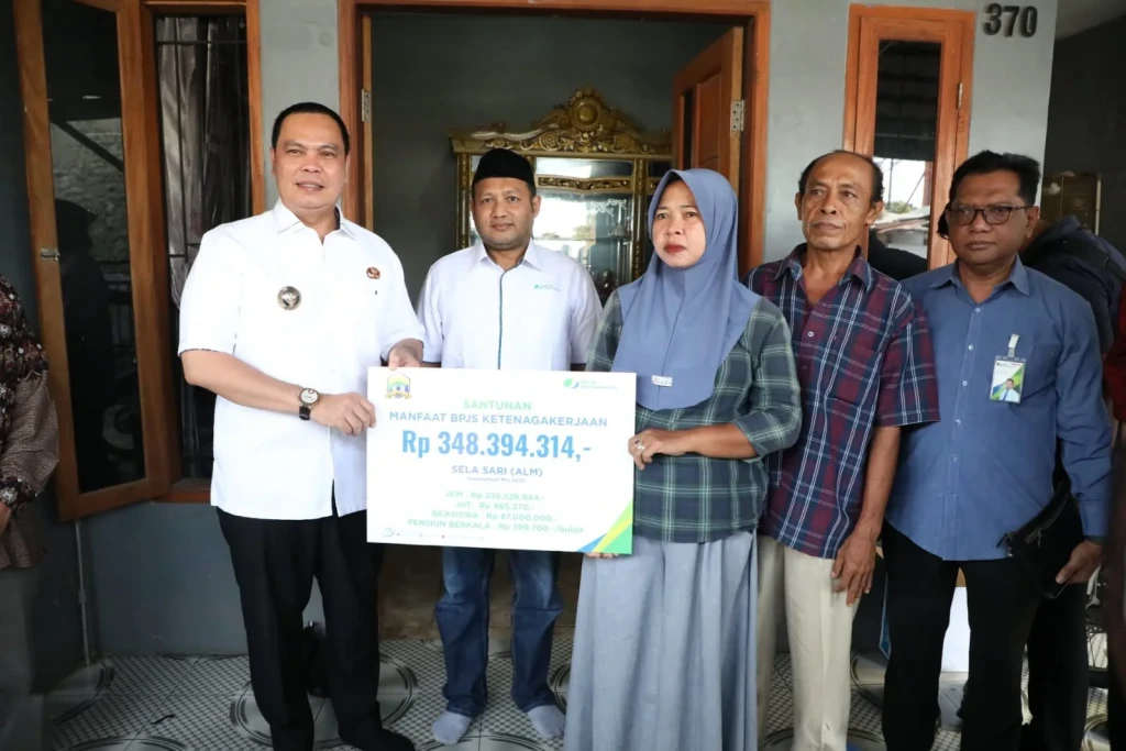Wali Kota Serang Kawal Penyerahan Santunan BPJS Ketenagakerjaan kepada Ahli Waris