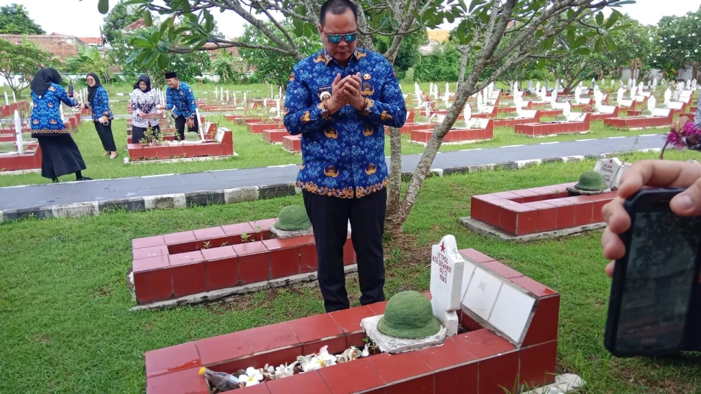 Wali Kota Serang Tabur Bunga di Makam Letkol (Purn.) H. Tb. Suwandi, Teladani Semangat Perjuangan Pendahulu