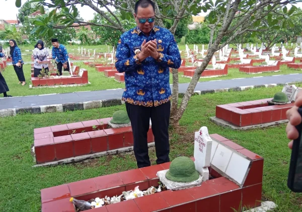Wali Kota Serang Tabur Bunga di Makam Letkol (Purn.) H. Tb. Suwandi, Teladani Semangat Perjuangan Pendahulu