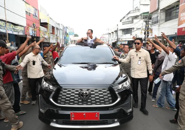 Santunan Korban Petir hingga Bagi-bagi Kaos, Kunjungan Wali Kota Serang di Royal Baroe Bikin Warga Penasaran