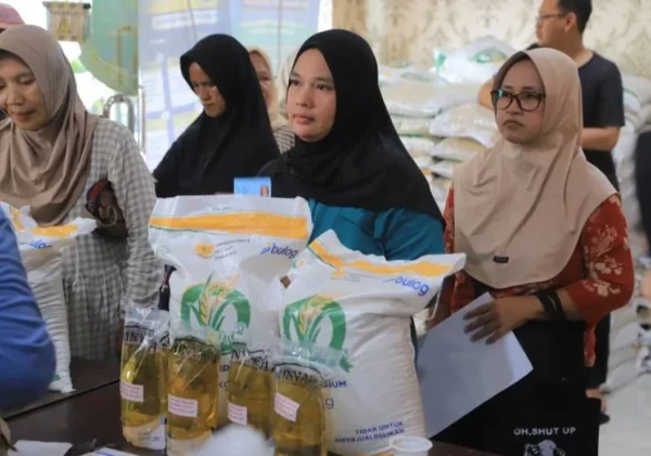 Penyaluran Bansos Pangan di Sudimara Barat Disambut Antusias Warga