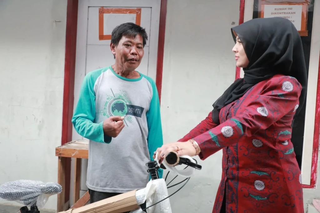 Bunda PAUD Kota Serang Serahkan Bantuan Sepeda untuk Tenaga Kebersihan Disdukcapil