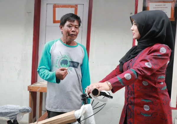 Bunda PAUD Kota Serang Serahkan Bantuan Sepeda untuk Tenaga Kebersihan Disdukcapil