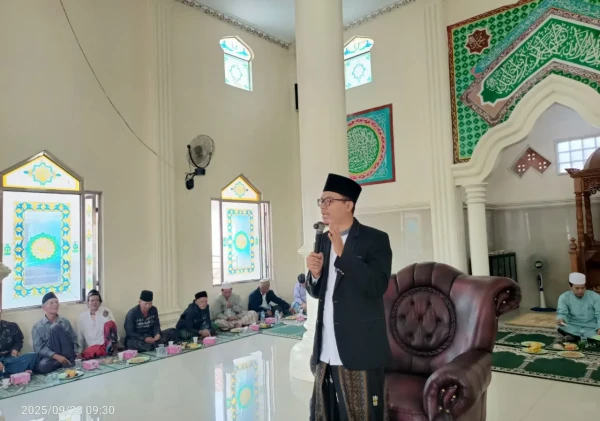 Pengajian Bulanan di Sindangheula Penuh Khidmat, Anak Yatim Terima Santunan