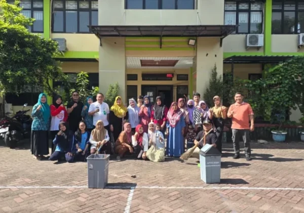 Lurah Kutajaya Gelar Kegiatan Jumat Bersih di Lingkungan Kantor Kelurahan