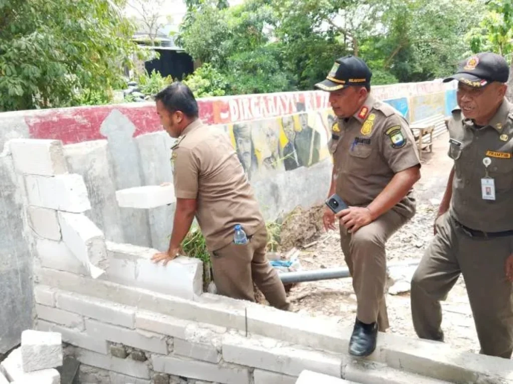 Pemkot Tangerang Tertibkan Bangunan Liar di Bantaran Kali Batuceper