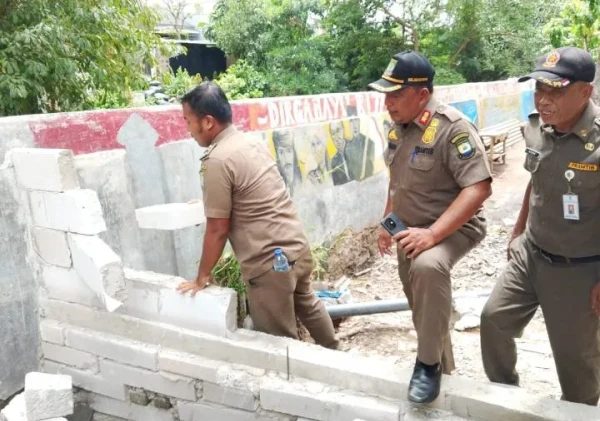 Pemkot Tangerang Tertibkan Bangunan Liar di Bantaran Kali Batuceper