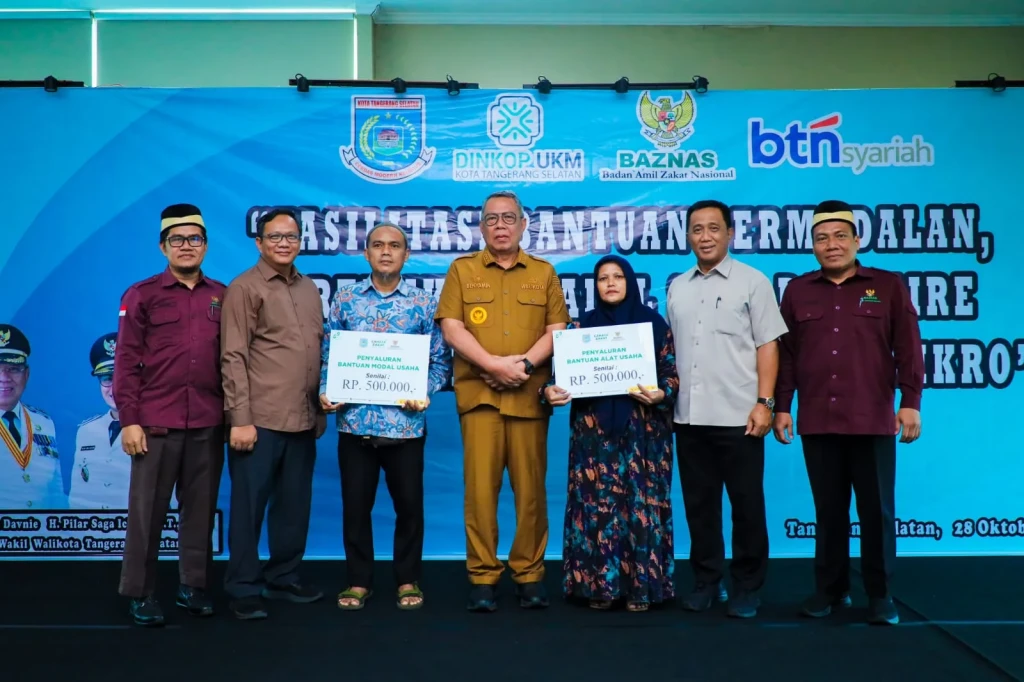 Wali Kota Tangsel Dorong Pelaku UMKM Naik Kelas, Serahkan Bantuan Modal dan Fasilitasi Sertifikasi Halal