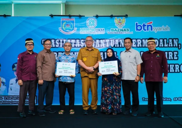 Wali Kota Tangsel Dorong Pelaku UMKM Naik Kelas, Serahkan Bantuan Modal dan Fasilitasi Sertifikasi Halal
