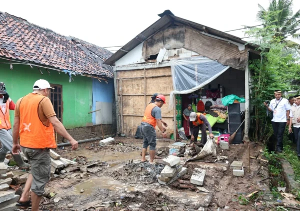 Rumah Janda Lansia Roboh Diterjang Hujan dan Angin, Bupati Tangerang Turun Langsung Bawa Bantuan