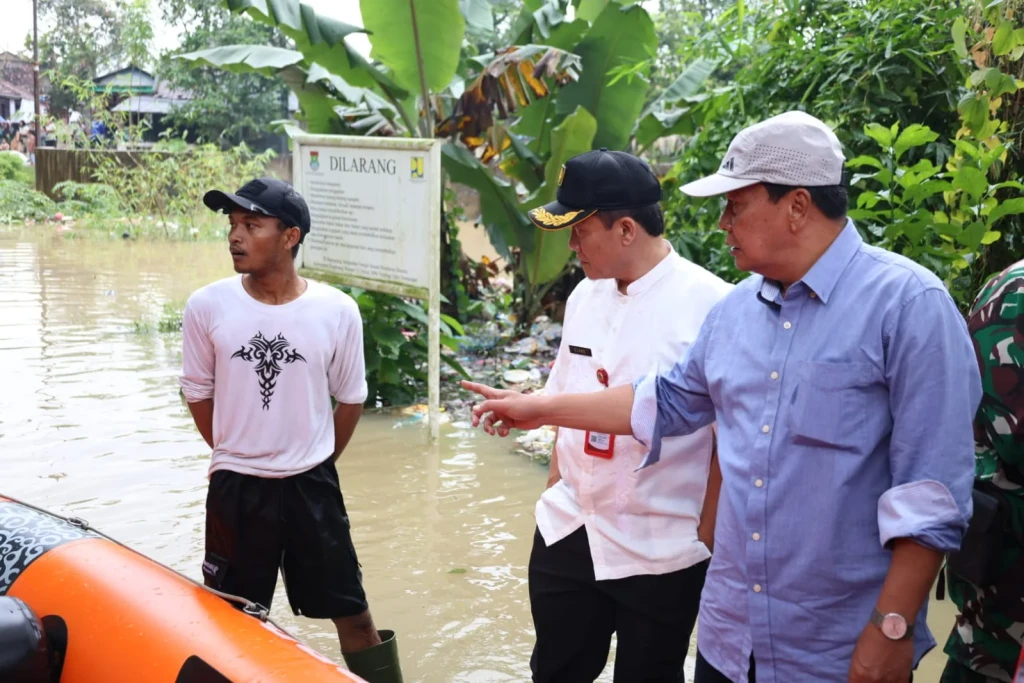 Jembatan Terendam, Akses Warga Lumpuh: Bupati Tangerang Turun Langsung ke Nyompok Girang
