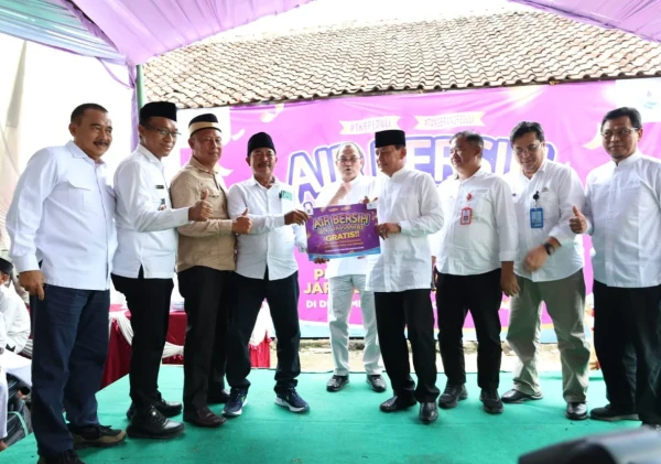 Bupati Tangerang Serahkan Bantuan Sambungan Air Bersih Gratis kepada 250 KK di Desa Tanjakan Mekar