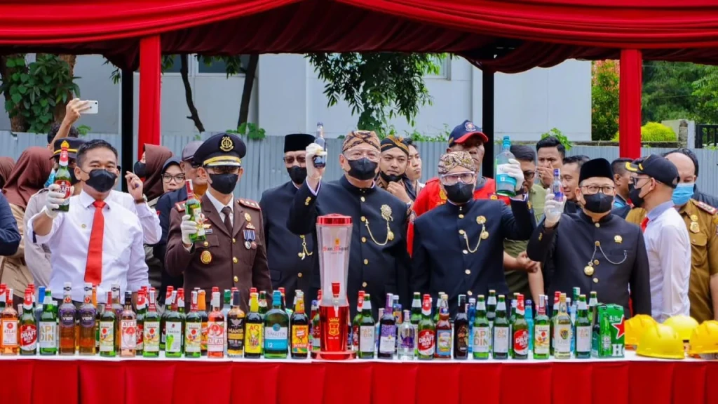 Pemkot Tangsel Musnahkan 13.970 Botol Miras Ilegal, Benyamin Tegaskan Penegakan Perda Tanpa Kompromi