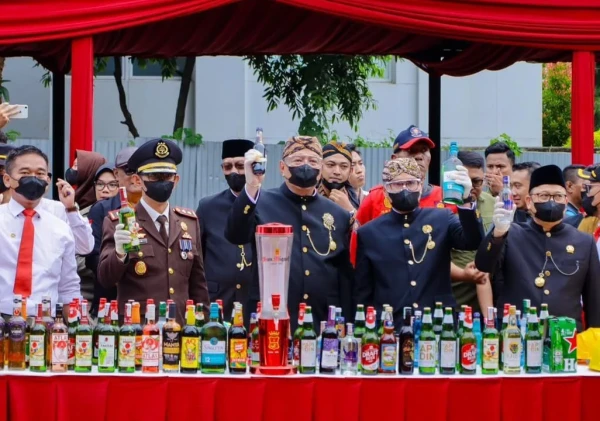 Pemkot Tangsel Musnahkan 13.970 Botol Miras Ilegal, Benyamin Tegaskan Penegakan Perda Tanpa Kompromi