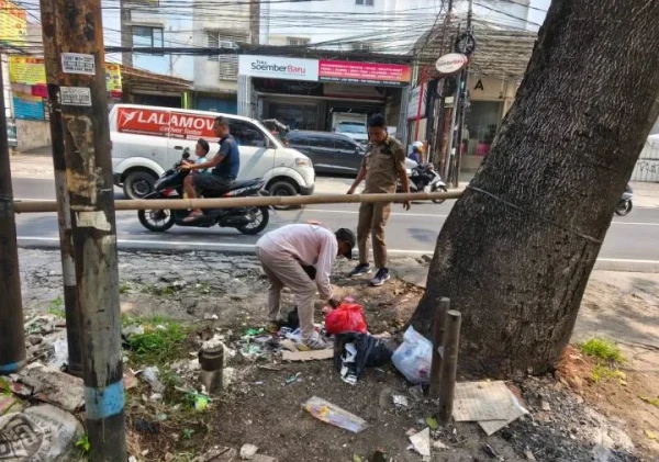 Trantib Karang Tengah Tertibkan Spanduk Liar di Jalan KH. Hasyim Ashari