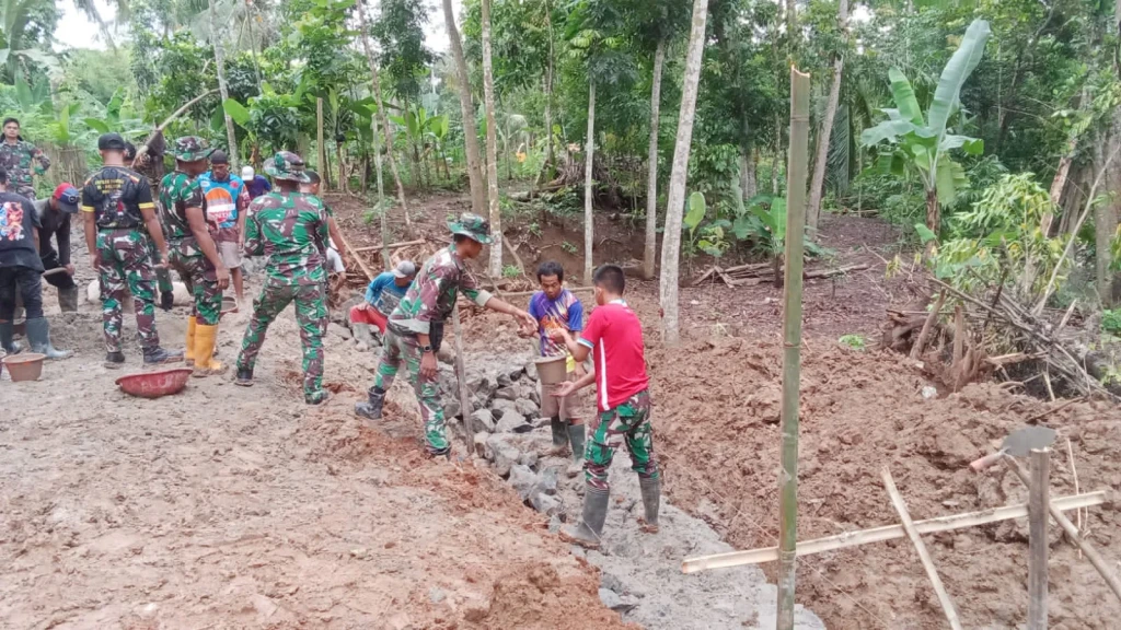 Memasuki Tahap Penyelesaian Pembangunan TPT, Satgas TMMD Kodim 0602/Serang Bahu Membahu Bersama Bersma Masyarakat
