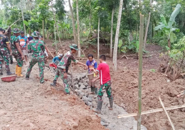 Memasuki Tahap Penyelesaian Pembangunan TPT, Satgas TMMD Kodim 0602/Serang Bahu Membahu Bersama Bersma Masyarakat