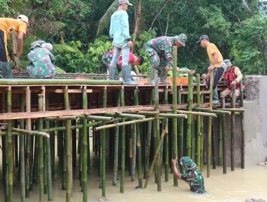 Melawan Hujan, Satgas TMMD Kodim 0602/Serang Genjot Pembangunan Jembatan
