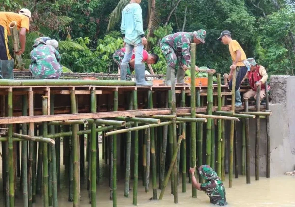 Melawan Hujan, Satgas TMMD Kodim 0602/Serang Genjot Pembangunan Jembatan