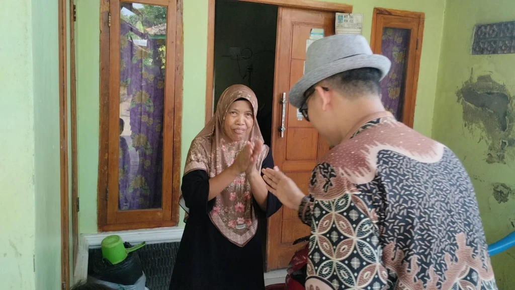 Kepala Desa Sindangheula Sambangi Korban Kebakaran di Kampung Beluwen