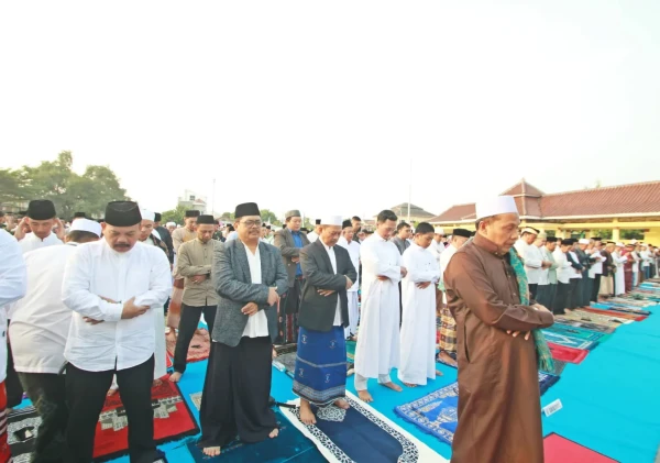 Sholat Idul Adha di Alun-alun Kramatwatu, Wabup Najib Hamas Ajak Tingkatkan Kepedulian Sosial