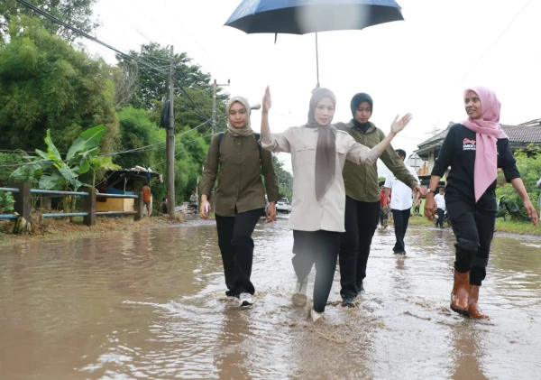 Bupati Serang Tinjau Lokasi Banjir di Pulo Ampel, Serukan Gerakan “Gerebeg Sampah”