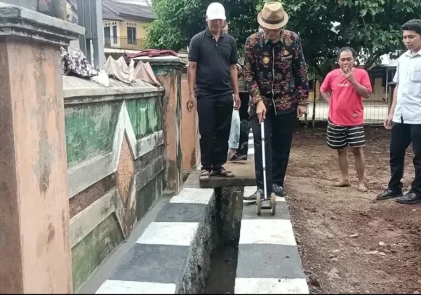 Kepala Desa Sindangheula Tinjau Langsung Kegiatan Opname Pembangunan SPAL dan Drainase