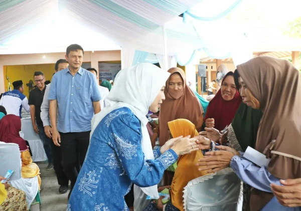 Bupati Serang Bagikan 1.000 Paket Sembako dan Bantuan Rutilahu di Pabuaran