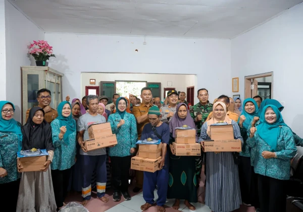 Peduli Korban Bencana, Ketua TP PKK Banten Salurkan Bantuan Peralatan Dapur untuk Pulihkan Kehidupan Keluarga di Anyer