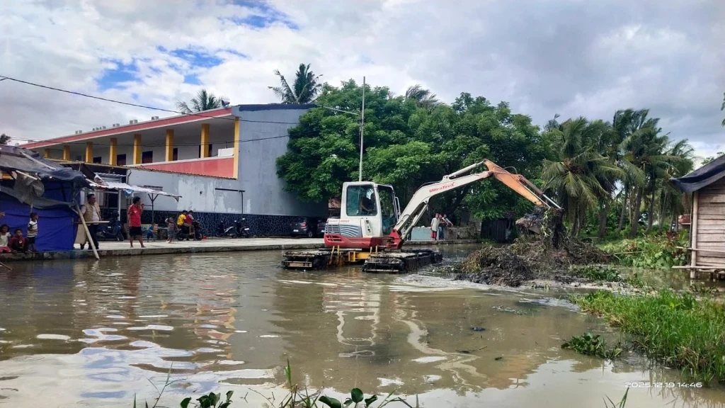 Warga Kp. Pamarican Antusias Saksikan Pengerukan Sedimentasi Kali Banten