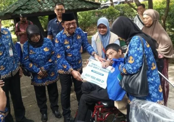 Pemkot Tangerang Salurkan Bantuan Alat Bantu Difabel untuk Warga Kurang Mampu