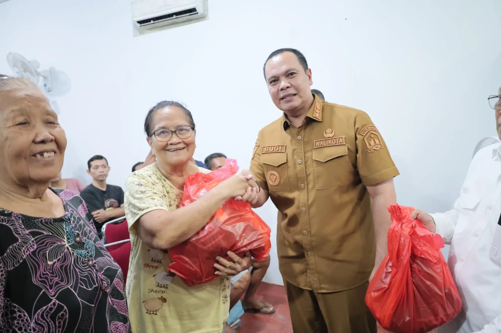 Wali Kota Serang Bagikan Sembako kepada Warga Kristiani, Wujud Toleransi dan Kepedulian