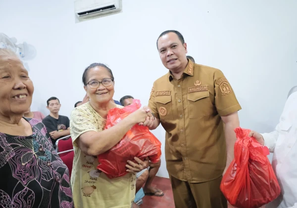 Wali Kota Serang Bagikan Sembako kepada Warga Kristiani, Wujud Toleransi dan Kepedulian