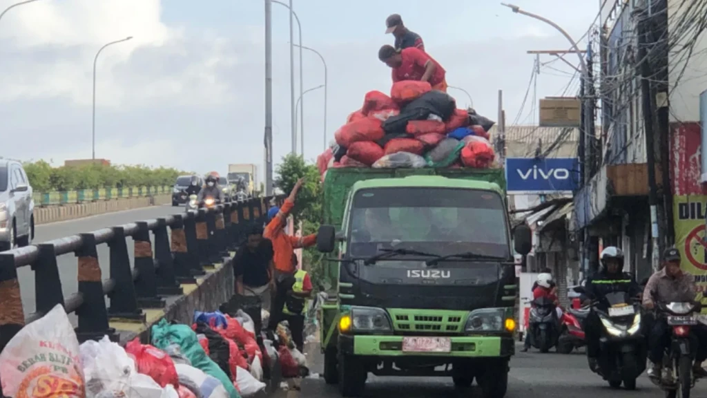 Pemkot Tangsel Lakukan Pengangkutan Sampah Bertahap di Titik-Titik Krusial