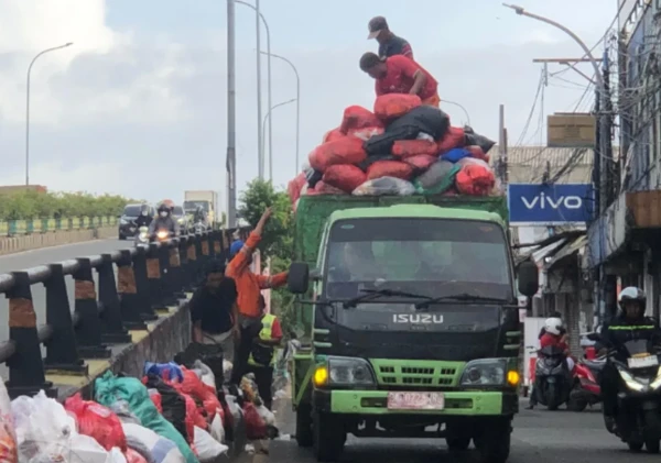 Pemkot Tangsel Lakukan Pengangkutan Sampah Bertahap di Titik-Titik Krusial