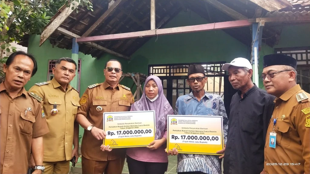 Wali Kota Serang Serahkan Bantuan Rp17 Juta untuk Korban Rumah Roboh