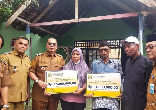 Wali Kota Serang Serahkan Bantuan Rp17 Juta untuk Korban Rumah Roboh