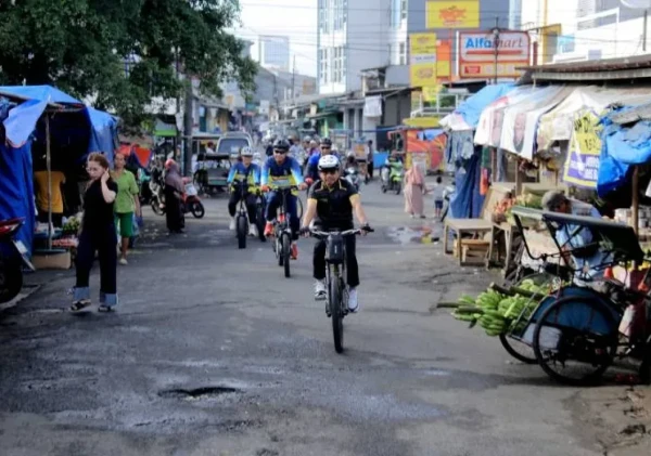 Wali Kota Tangerang Bersepeda, Kunjungi DLH dan Dinsos untuk Semangat Petugas Lapangan