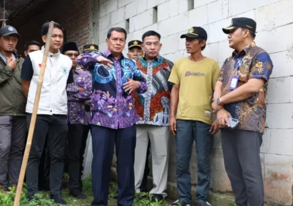 Bupati Tangerang Tinjau Lokasi Tanah Longsor di Cisoka, 6 Rumah Berisiko